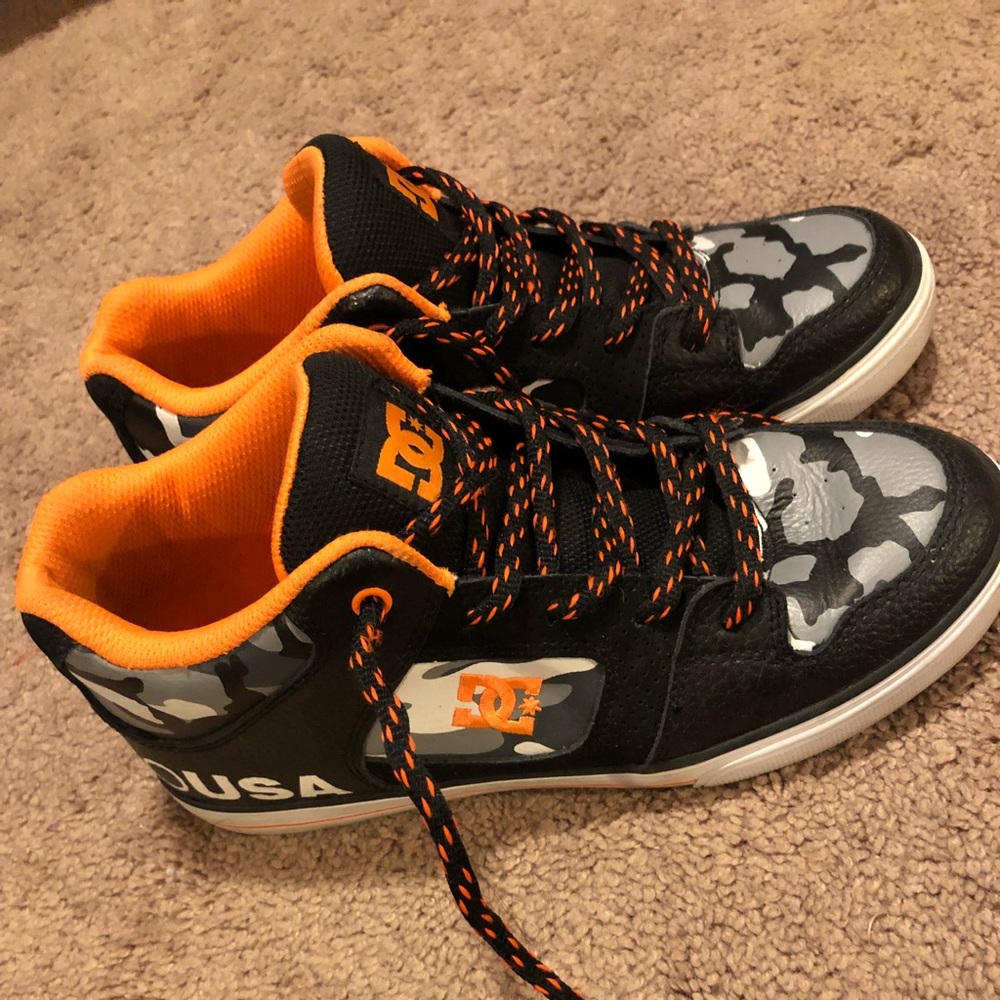 Boys/men’s DC sneakers